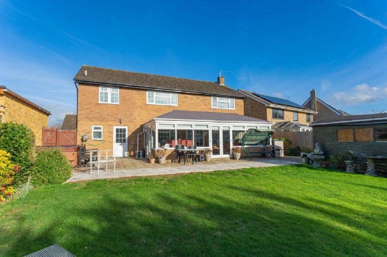 Kennedy Villa - 5 Bedroom House With Hot Tub, Wifi, Free Parkings, Close To Bicester Village Exterior photo