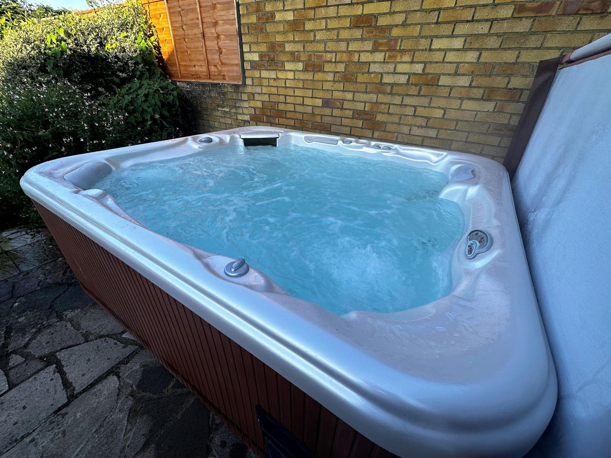 Kennedy Villa - 5 Bedroom House With Hot Tub, Wifi, Free Parkings, Close To Bicester Village Exterior photo
