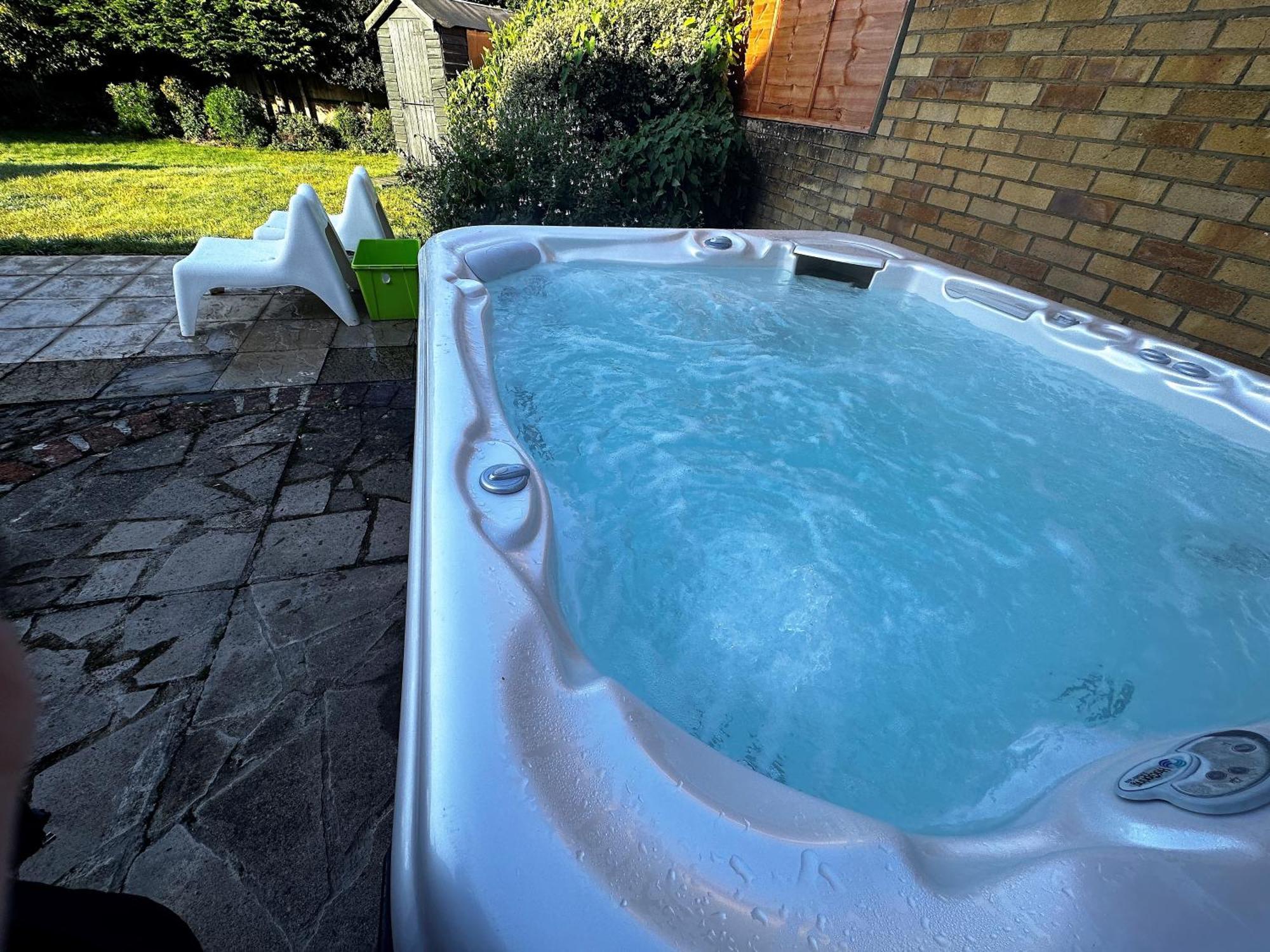 Kennedy Villa - 5 Bedroom House With Hot Tub, Wifi, Free Parkings, Close To Bicester Village Exterior photo