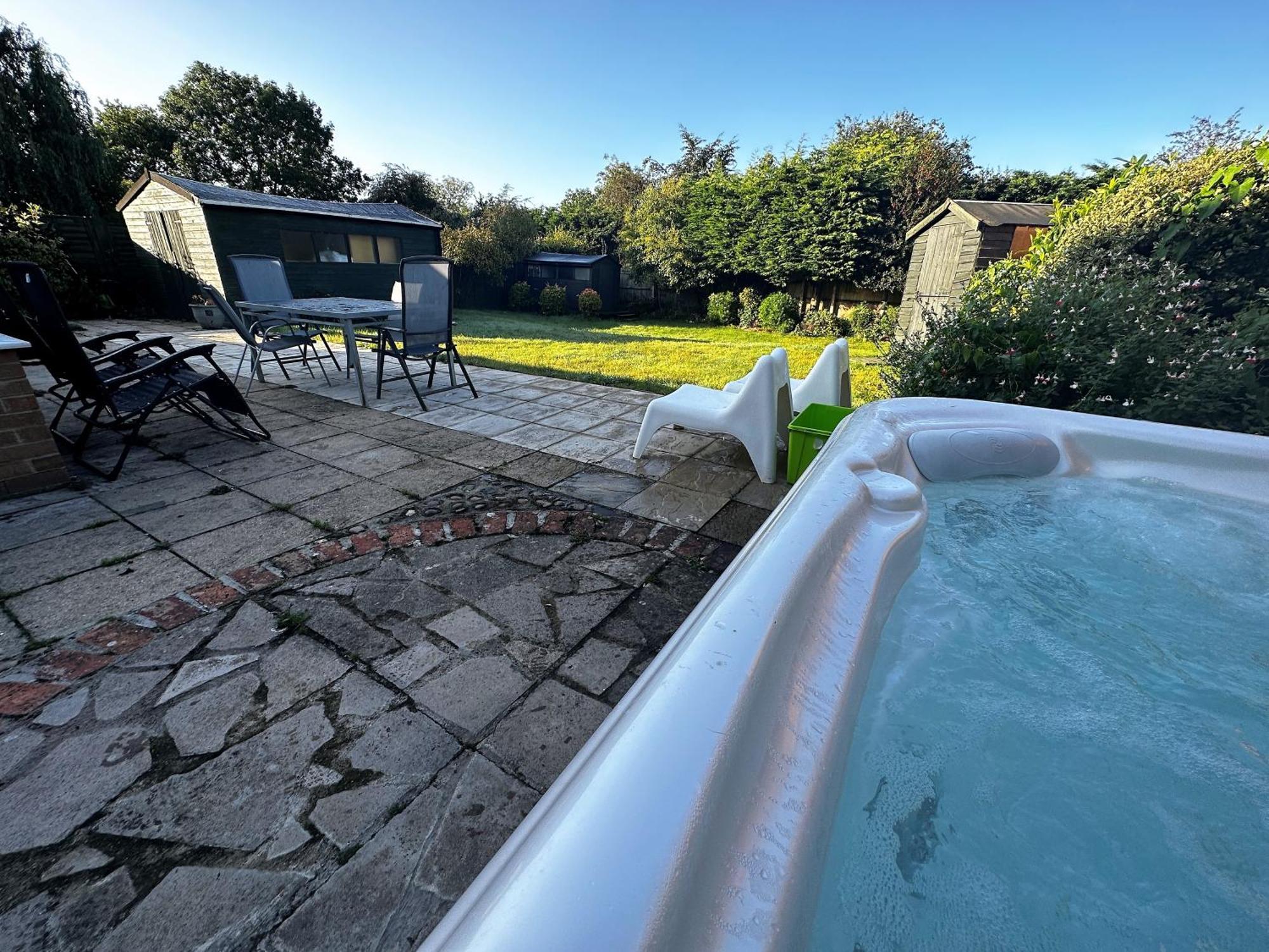 Kennedy Villa - 5 Bedroom House With Hot Tub, Wifi, Free Parkings, Close To Bicester Village Exterior photo