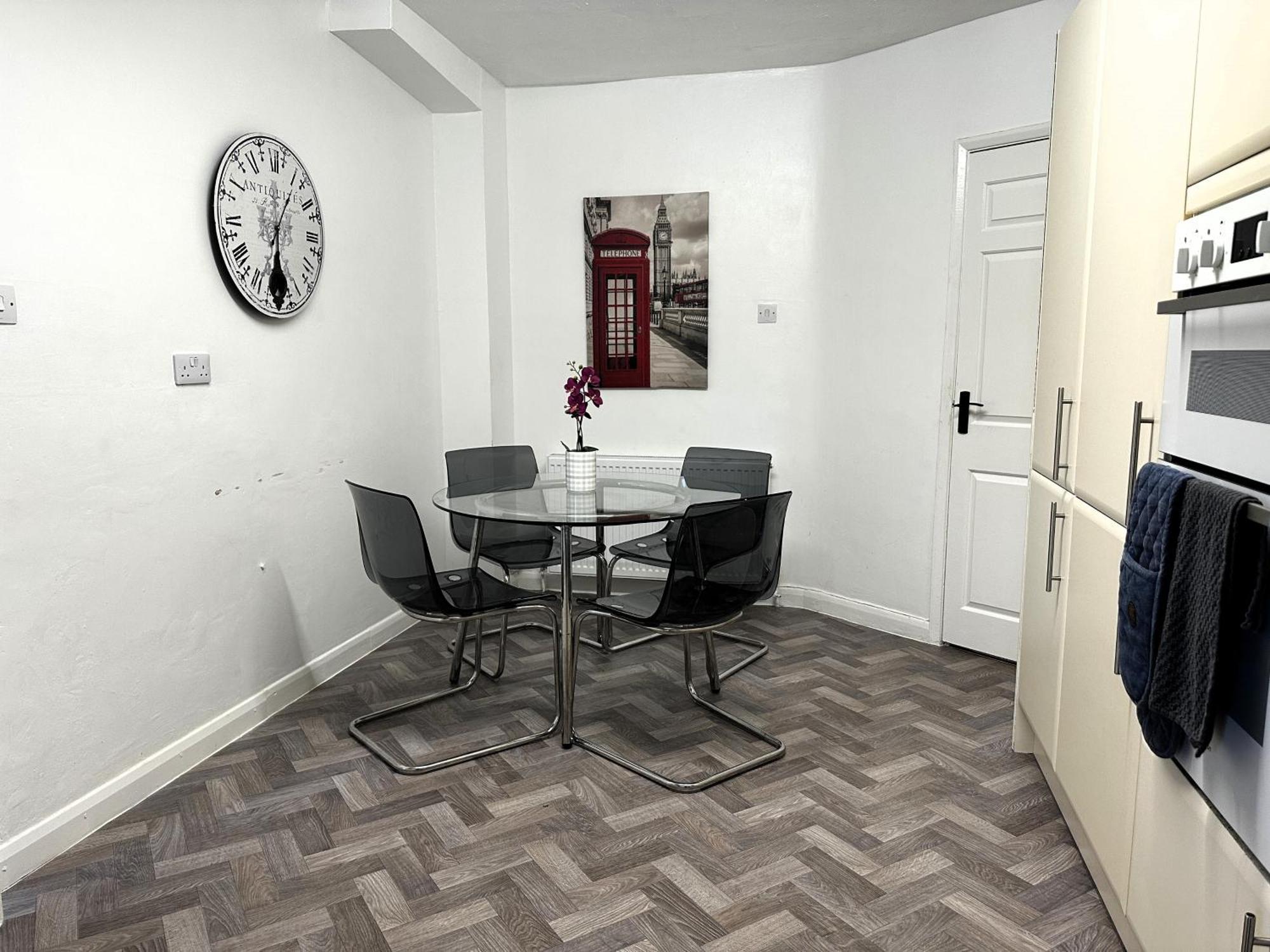 Kennedy Villa - 5 Bedroom House With Hot Tub, Wifi, Free Parkings, Close To Bicester Village Exterior photo