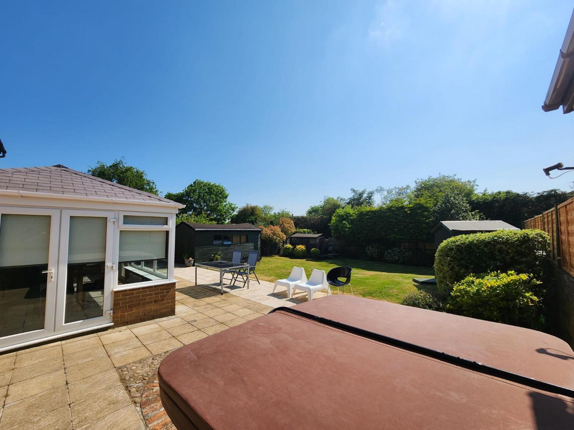 Kennedy Villa - 5 Bedroom House With Hot Tub, Wifi, Free Parkings, Close To Bicester Village Exterior photo