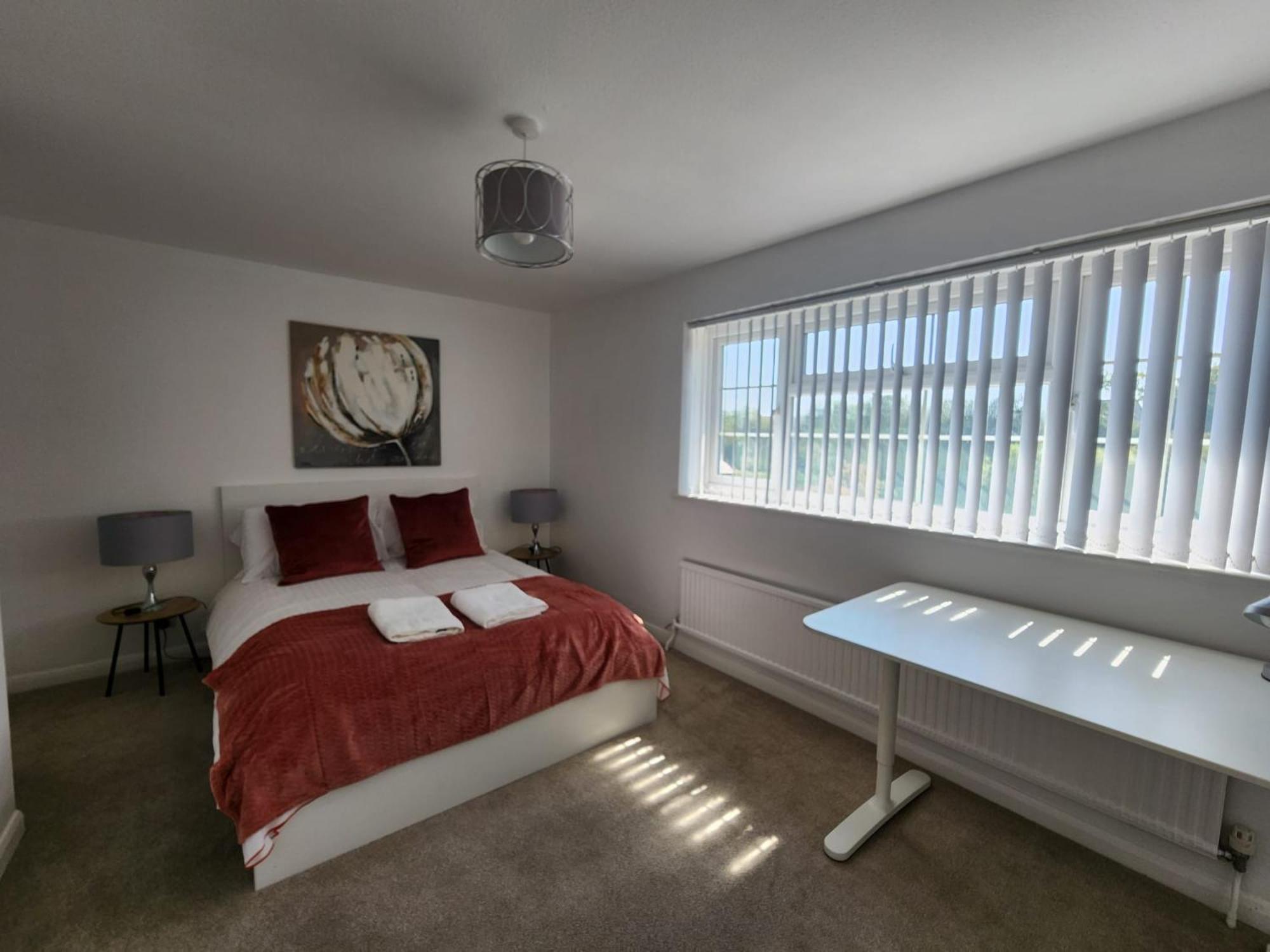 Kennedy Villa - 5 Bedroom House With Hot Tub, Wifi, Free Parkings, Close To Bicester Village Exterior photo