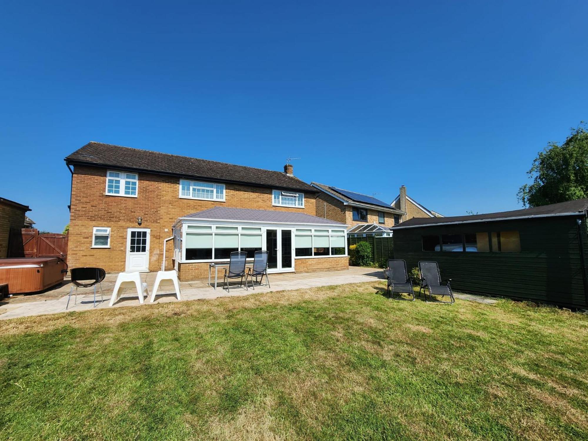 Kennedy Villa - 5 Bedroom House With Hot Tub, Wifi, Free Parkings, Close To Bicester Village Exterior photo