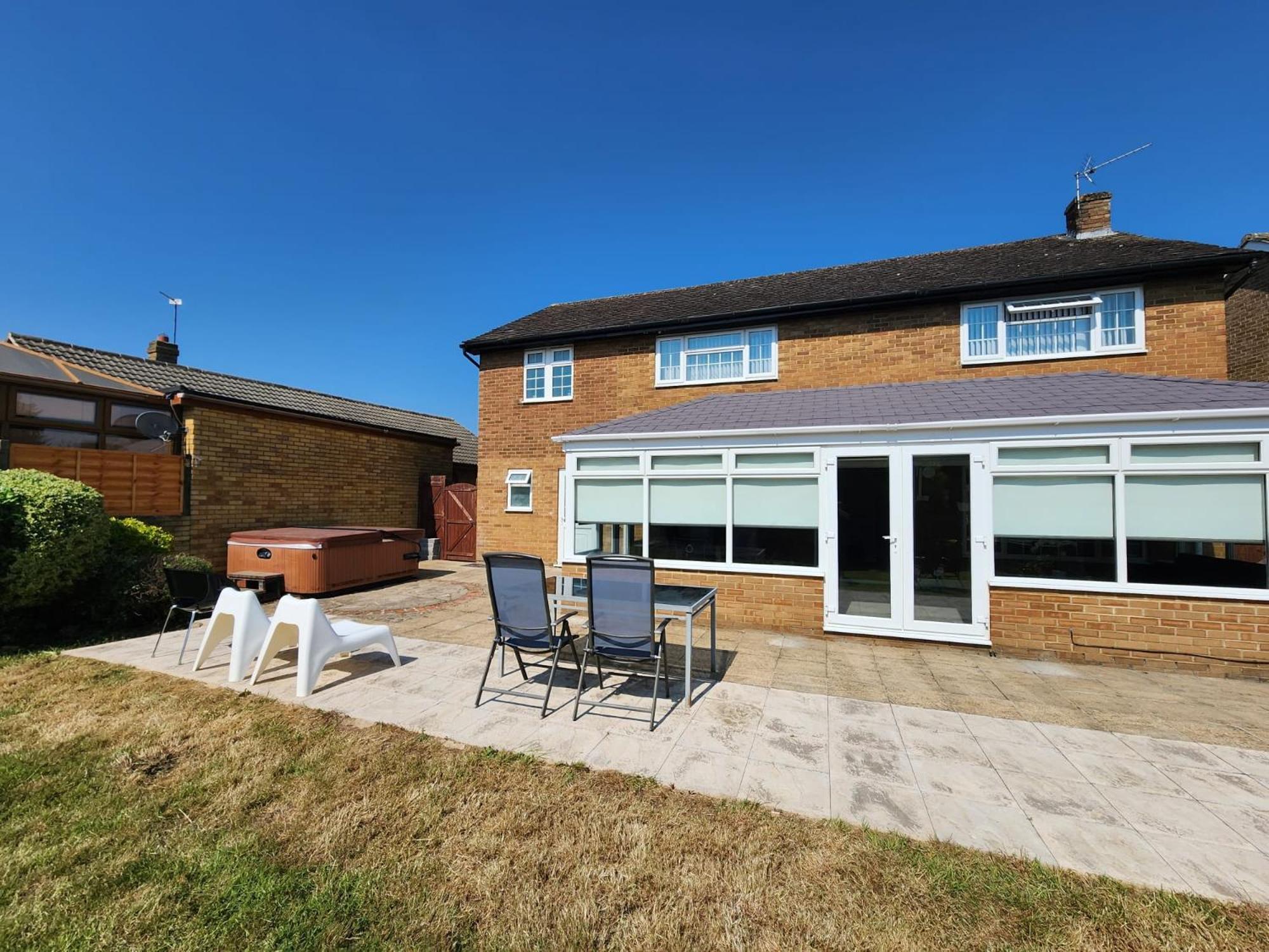 Kennedy Villa - 5 Bedroom House With Hot Tub, Wifi, Free Parkings, Close To Bicester Village Exterior photo