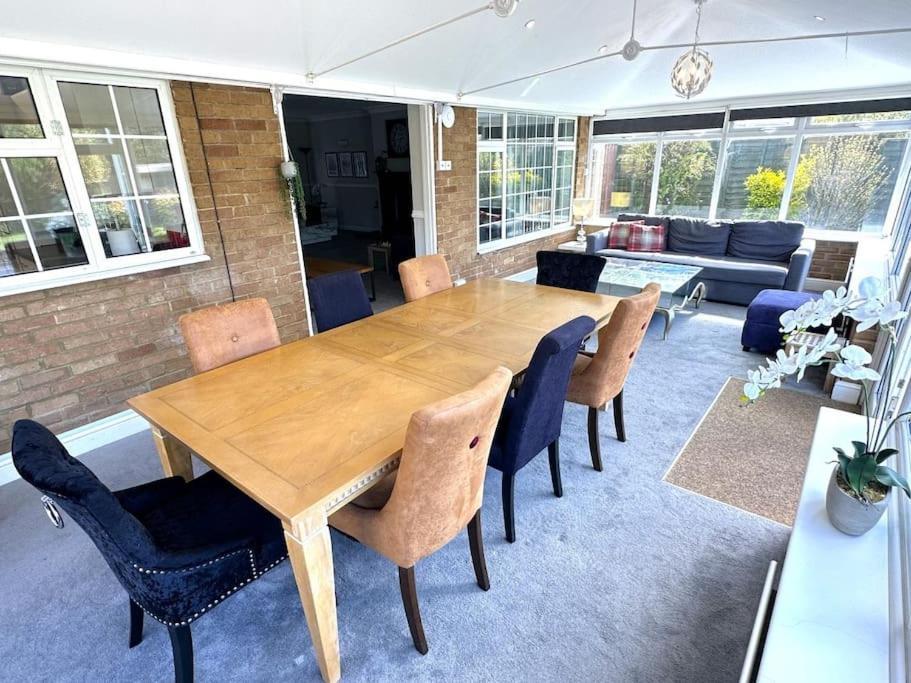 Kennedy Villa - 5 Bedroom House With Hot Tub, Wifi, Free Parkings, Close To Bicester Village Exterior photo
