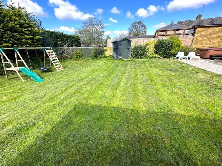 Kennedy Villa - 5 Bedroom House With Hot Tub, Wifi, Free Parkings, Close To Bicester Village Exterior photo