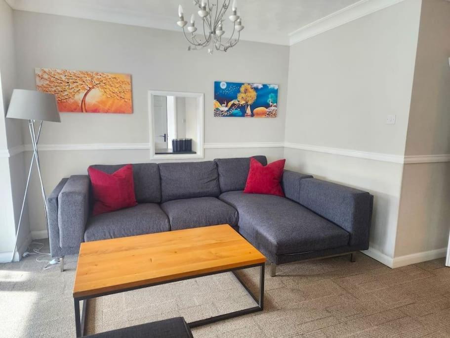 Kennedy Villa - 5 Bedroom House With Hot Tub, Wifi, Free Parkings, Close To Bicester Village Exterior photo