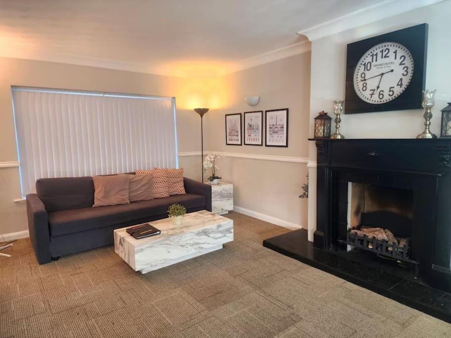 Kennedy Villa - 5 Bedroom House With Hot Tub, Wifi, Free Parkings, Close To Bicester Village Exterior photo