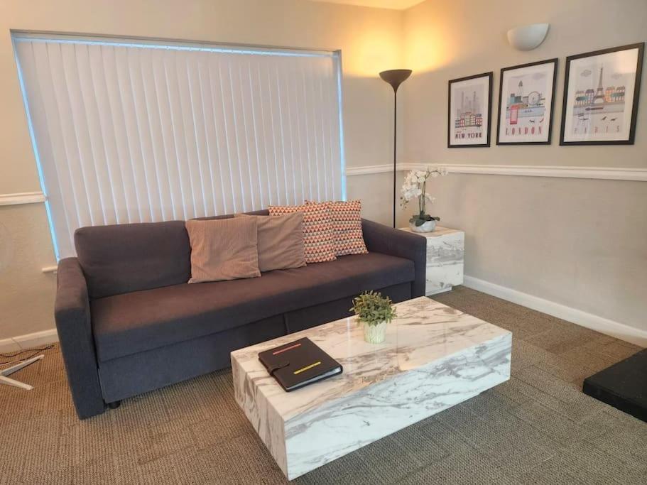 Kennedy Villa - 5 Bedroom House With Hot Tub, Wifi, Free Parkings, Close To Bicester Village Exterior photo